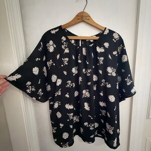 Loft Outlet size large crewneck floral popover top. Easy work top for office